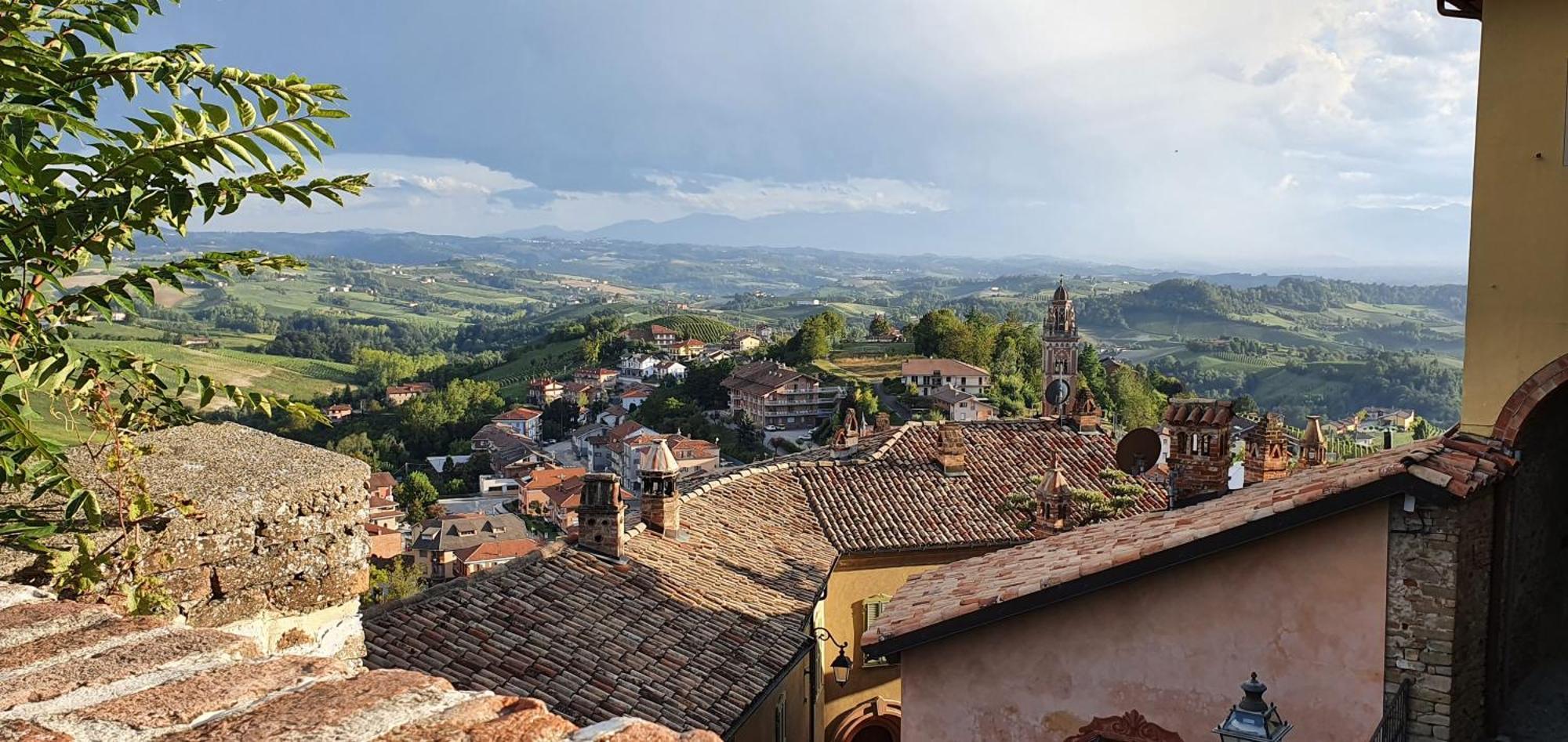 Charming Barolo Wine Loft Hotel Monforte dʼAlba Buitenkant foto