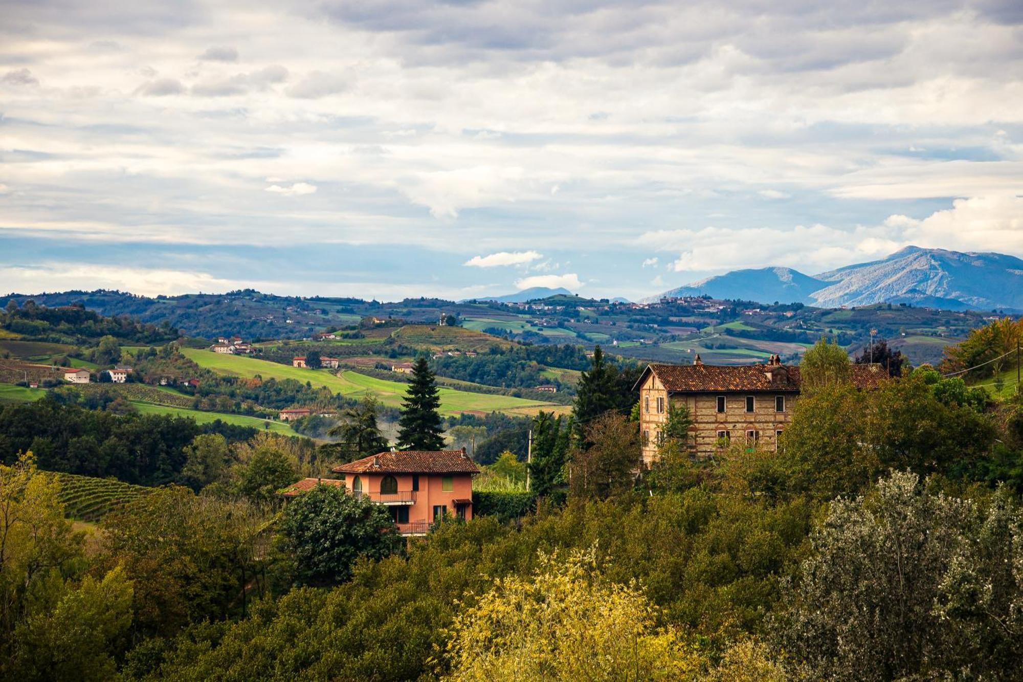 Charming Barolo Wine Loft Hotel Monforte dʼAlba Buitenkant foto
